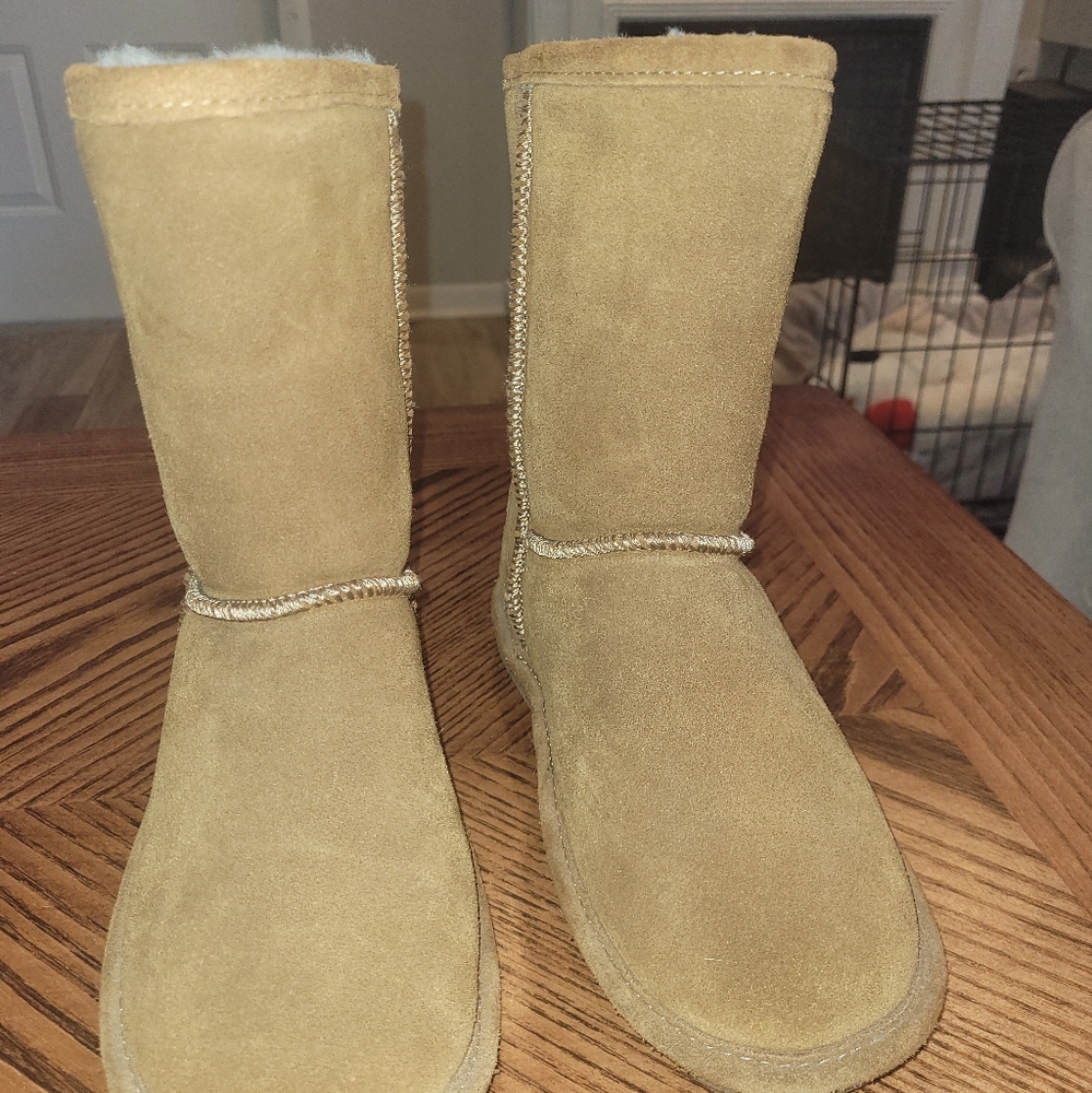 Size 8 Bearpaw boots